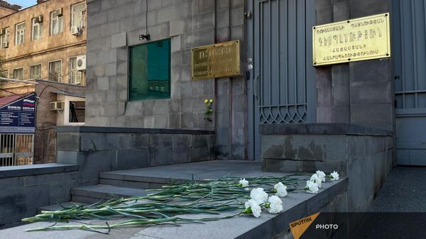 Возложение цветов у здания посольства России в Армении в память о расстрелянных в Нагорном Карабахе миротворцах (23 сентября 2023). Еревaн - Sputnik Армения