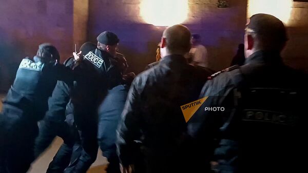 Полиция задерживает участника акции протеста в связи с обострением ситуации в Нагорном Карабахе на площади Республики (19 сентября 2023). Еревaн - Sputnik Армения
