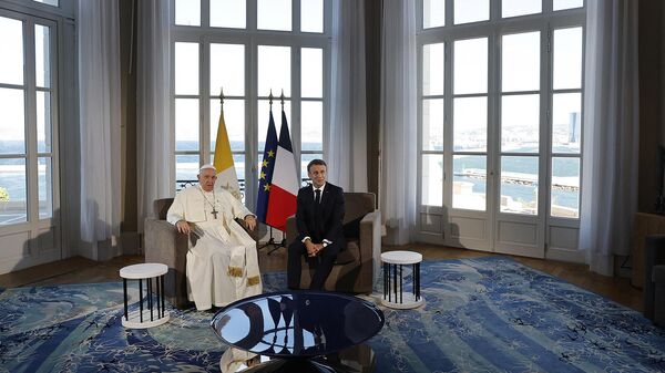Папа Римский Франциск беседует с президентом Франции Эммануэлем Макроном во время их встречи во Дворце Фаро (23 сентября 2023). Марсель - Sputnik Армения