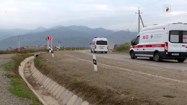 23 машины скорой помощи перевозят больных в Армению из центральной больницы Степанакерта - Sputnik Армения