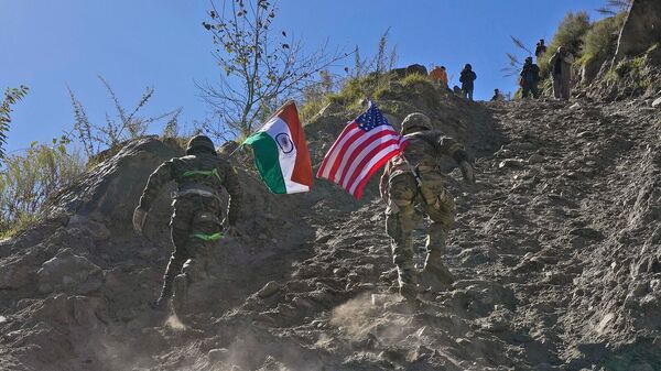 Солдаты армий США и Индии взбегают на холм с флагами своих стран во время совместных индо-американских учений Yudh Abhyas (30 ноября 2022). Тапован, Индия - Sputnik Армения