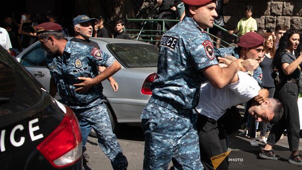 Полиция подвергает приводу участников акции неповиновения (22 сентября 2023). Еревaн - Sputnik Армения