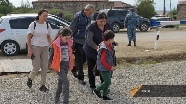 Вынужденные переселенцы из Нагорного Карабаха в гуманитарном центре Карнидзора (25 сентября 2023). Сюник - Sputnik Армения
