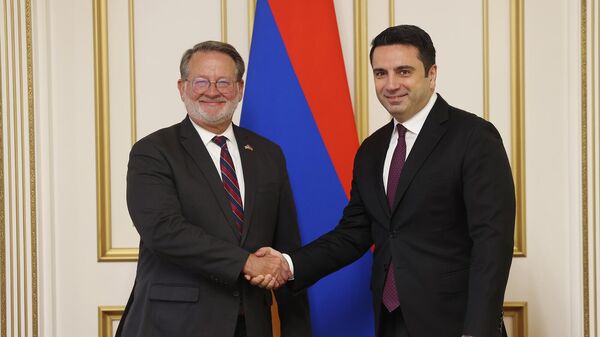Председатель Национального собрания Ален Симонян принял сенатора США Гэри Питерса (25 сентября 2023). Еревaн - Sputnik Армения