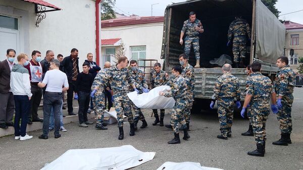 Спасатели МВД Нагорного Карабаха разгружают грузовик с телами - Sputnik Армения