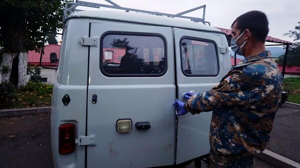 Машина для транспортировки тел погибших из административного района села Шош Аскеранского района - Sputnik Армения