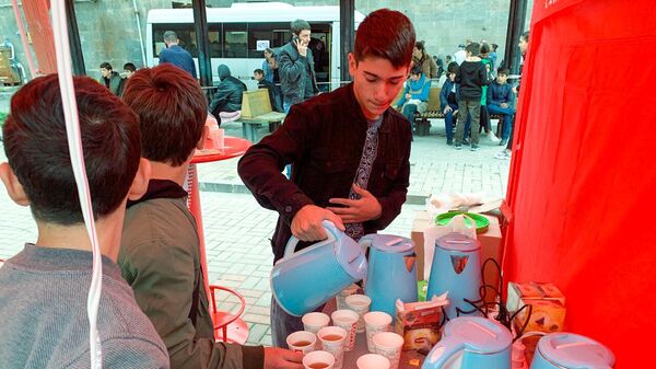 Горисские школьники заваривают чай и раздают всем у центра помощи в Горисе (26 сентября 2023). Сюник - Sputnik Армения