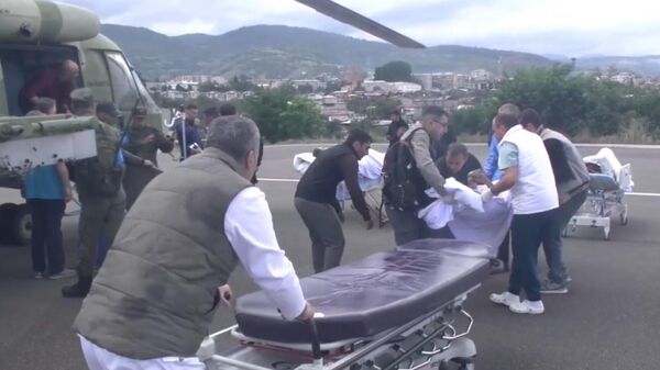 Военные врачи российского миротворческого контингента продолжают оказывать помощь мирным жителям, пострадавшим в результате взрыва в Степанакерте - Sputnik Արմենիա