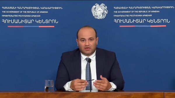 Министр труда и социальных вопросов Нарек Мкртчян во время брифинга (27 сентября 2023). Еревaн - Sputnik Армения