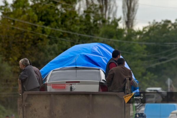 Привезенный на грузовике  автомобиль, который не смогли завести из-за отсутствия бензина - Sputnik Армения