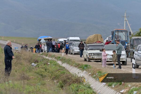 Первое, что видят вынужденные переселенцы из Нагорного Карабаха на въезде в Армению - это развернутый в Корнидзоре гуманитарный центр. - Sputnik Армения