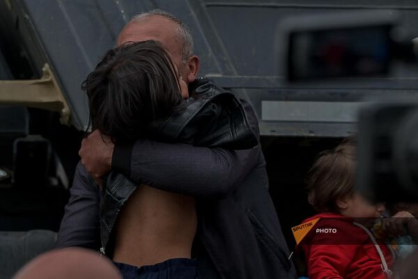Отец обнимает ребенка, которого не видел долгие месяцы блокады - Sputnik Армения
