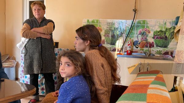Маленькая Эмили со своей матерью Нарине из числа вынужденных переселенцев из Карабаха в одном из домов Вардениса - Sputnik Армения