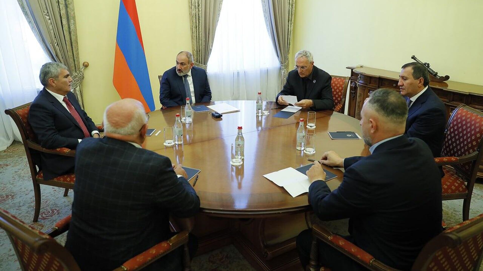 Премьер-министр Никол Пашинян встретился с лидерами внепарламентских политических сил (27 сентября 2023). Еревaн - Sputnik Армения, 1920, 27.09.2023
