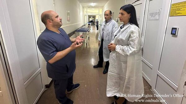 Защитник прав человека Анаит Манасян посетила Национальный центр ожогов и дерматологии (28 сентября 2023). Еревaн - Sputnik Армения