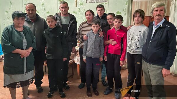 Семья Аванесянов из числа вынужденных переселенцев из Карабаха в Мартуни - Sputnik Армения
