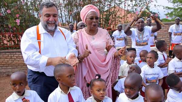 Рубен Варданян и лауреат премииАврора Фартун Адан с африканскими детьми - Sputnik Армения