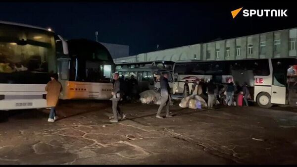 Последние автобусы с переселенцами выехали из Степанакерта ночью и под утро доставили покинувших свои дома жителей Нагорного Карабаха в Горис - Sputnik Армения