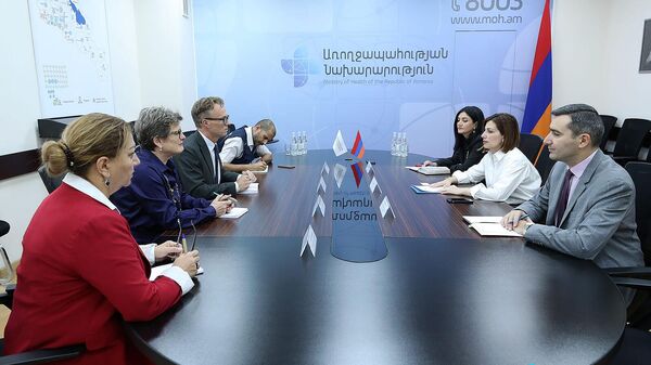 Министр здравоохранения Анаит Аванесян встретилась со спецпосланником директора Европейского регионального офиса ВОЗ Робом Батлером (30 сентября 2023). Еревaн - Sputnik Армения