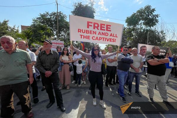 Участники акции в поддержку арестованных Азербайджаном Рубена Варданяна и других жителей Нагорного Карабаха перед зданием Матенадарана (30 сентября 2023). Еревaн - Sputnik Армения