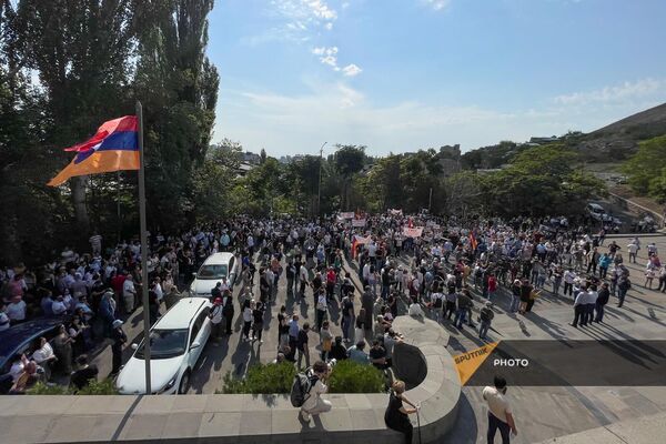 Участники акции в поддержку арестованных Азербайджаном Рубена Варданяна и других жителей Нагорного Карабаха перед зданием Матенадарана (30 сентября 2023). Еревaн Участники акции в поддержку арестованных Азербайджаном Рубена Варданяна и других жителей Нагорного Карабаха перед зданием Матенадарана (30 сентября 2023). Еревaн - Sputnik Армения