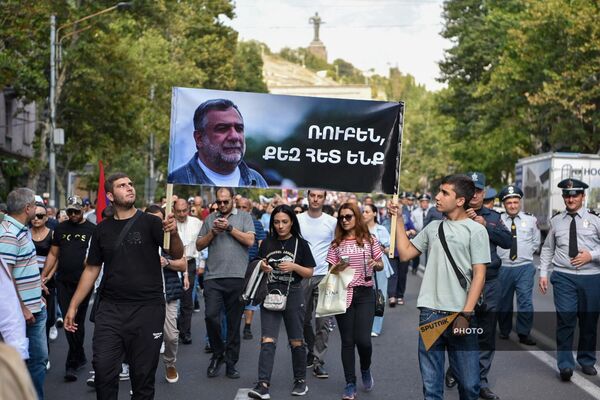 Участники акции в поддержку арестованных Азербайджаном Рубена Варданяна и других жителей Нагорного Карабаха проходят маршем по центральным улицам столицы (30 сентября 2023). Еревaн - Sputnik Армения