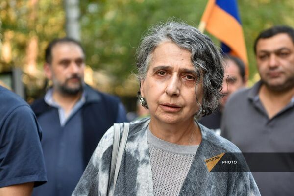Марина Алес на акции в поддержку арестованных Азербайджаном Рубена Варданяна и других жителей Нагорного Карабаха перед зданием Матенадарана (30 сентября 2023). Еревaн Марина Алес на акции в поддержку арестованных Азербайджаном Рубена Варданяна и других жителей Нагорного Карабаха перед зданием Матенадарана (30 сентября 2023). Еревaн - Sputnik Армения