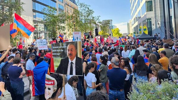 Массовая демонстрация против геноцидальной политики Азербайджана (1 октября 2023). Брюссель - Sputnik Армения