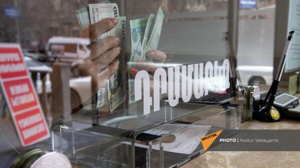 Դոլարն ու եվրոն թանկանում են. մասնագետը պահանջարկը մեկնաբանում է խուճապով - Sputnik Արմենիա