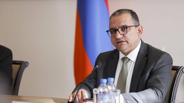 Вице-премьер Тигран Хачатрян на встрече с руководителями аккредитованных в Армении дипломатических представительств и представителями международных структур (2 октября 2023). Еревaн - Sputnik Армения