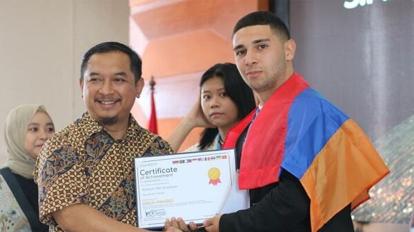 Камуни Абраамян завоевал золотую медаль на Международной олимпиаде по прикладной химии в Индонезии - Sputnik Армения