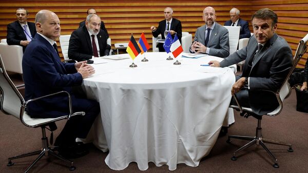 (Слева направо) Канцлер Германии Олаф Шольц, премьер-министр Армении Никол Пашинян, председатель Европейского совета Шарль Мишель и президент Франции Эммануэль Макрон проводят встречу перед началом пленарного заседания саммита Европейского политического сообщества (5 октября 2023). Гранада - Sputnik Армения