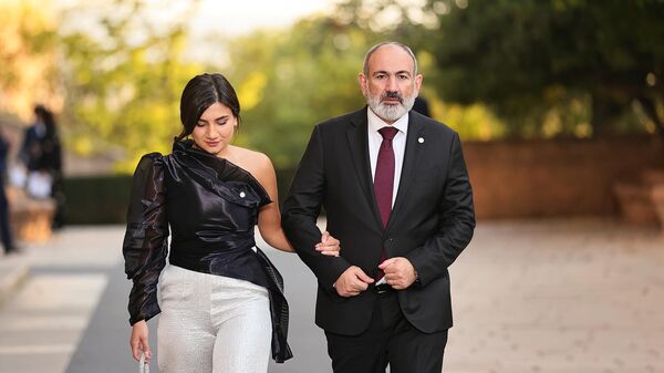 Премьер-министр Никол Пашинян присутствовал на официальном ужине со своей дочерью Мариам во дворце Карлоса 5-го (5 октября 2023). Гранада - Sputnik Армения