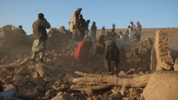 Жители Афганистана расчищают завалы поврежденного дома после землетрясения в деревне Сарбуланд (7 октября 2023). Герат - Sputnik Армения