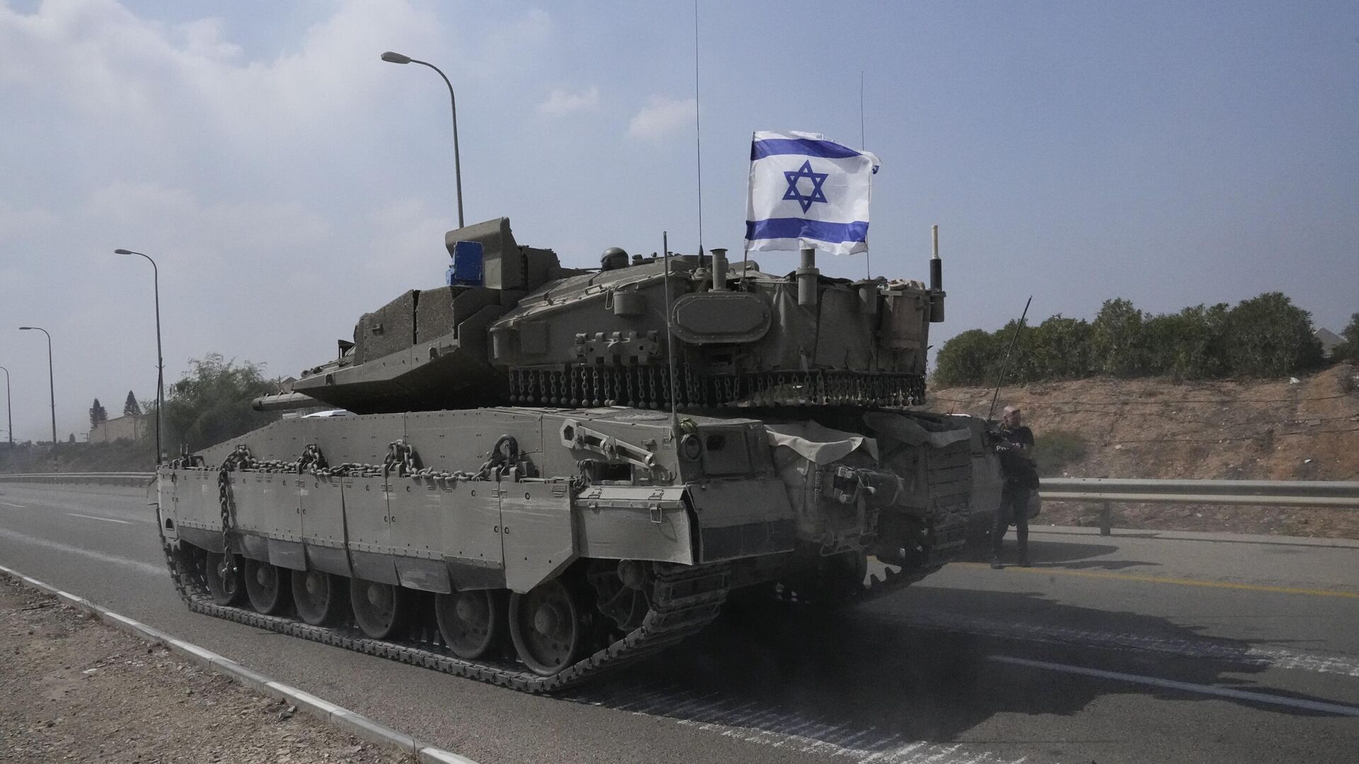 Израильский танк направляется на юг недалеко от Сдерота (8 октября 2023). Израиль - Sputnik Армения, 1920, 10.11.2023