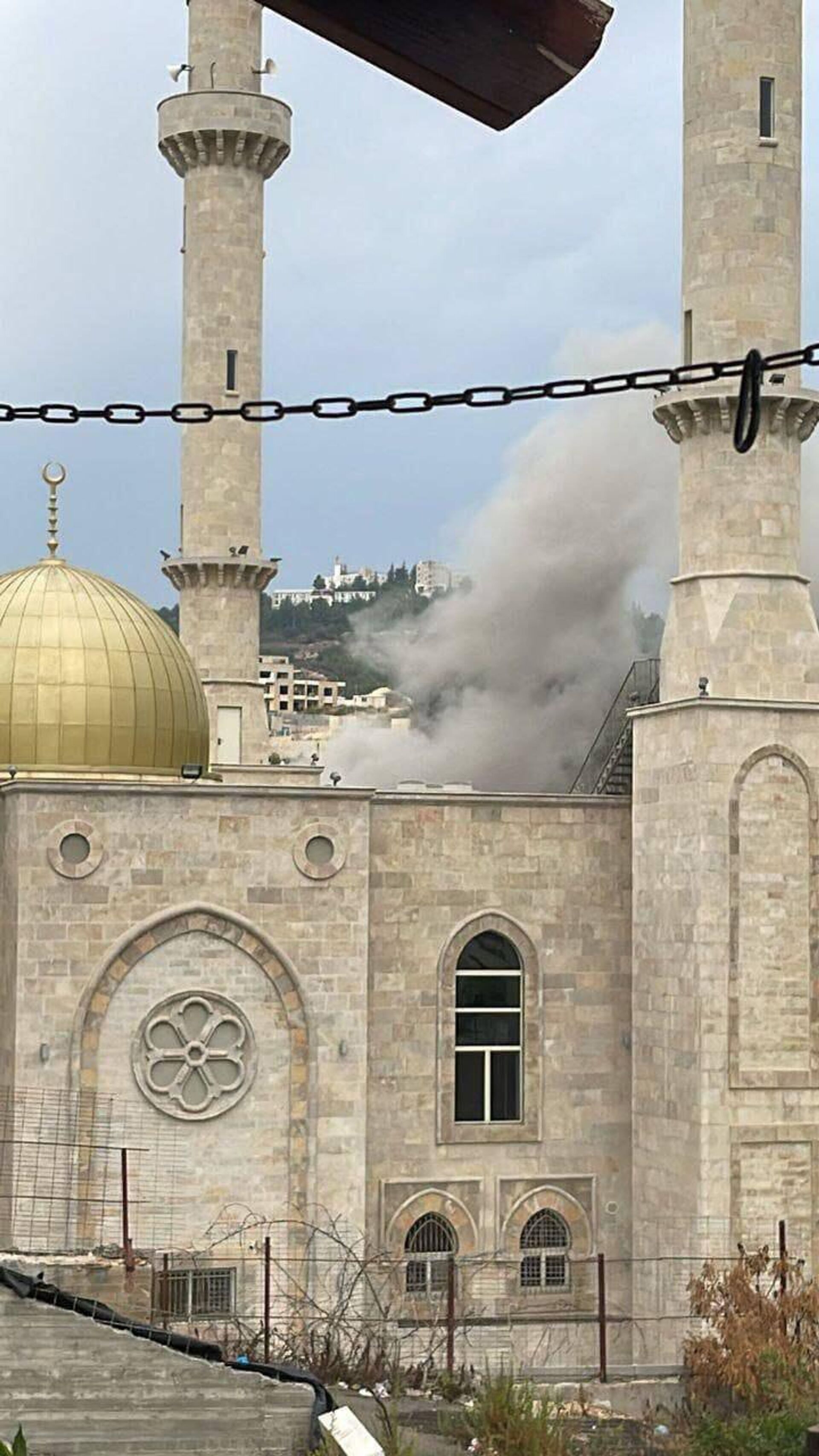Поврежденная мечеть имени Ахмата Кадырова после ракетного обстрела со стороны палестинцев (9 октября 2023). Абу-Гош - Sputnik Արմենիա, 1920, 09.10.2023