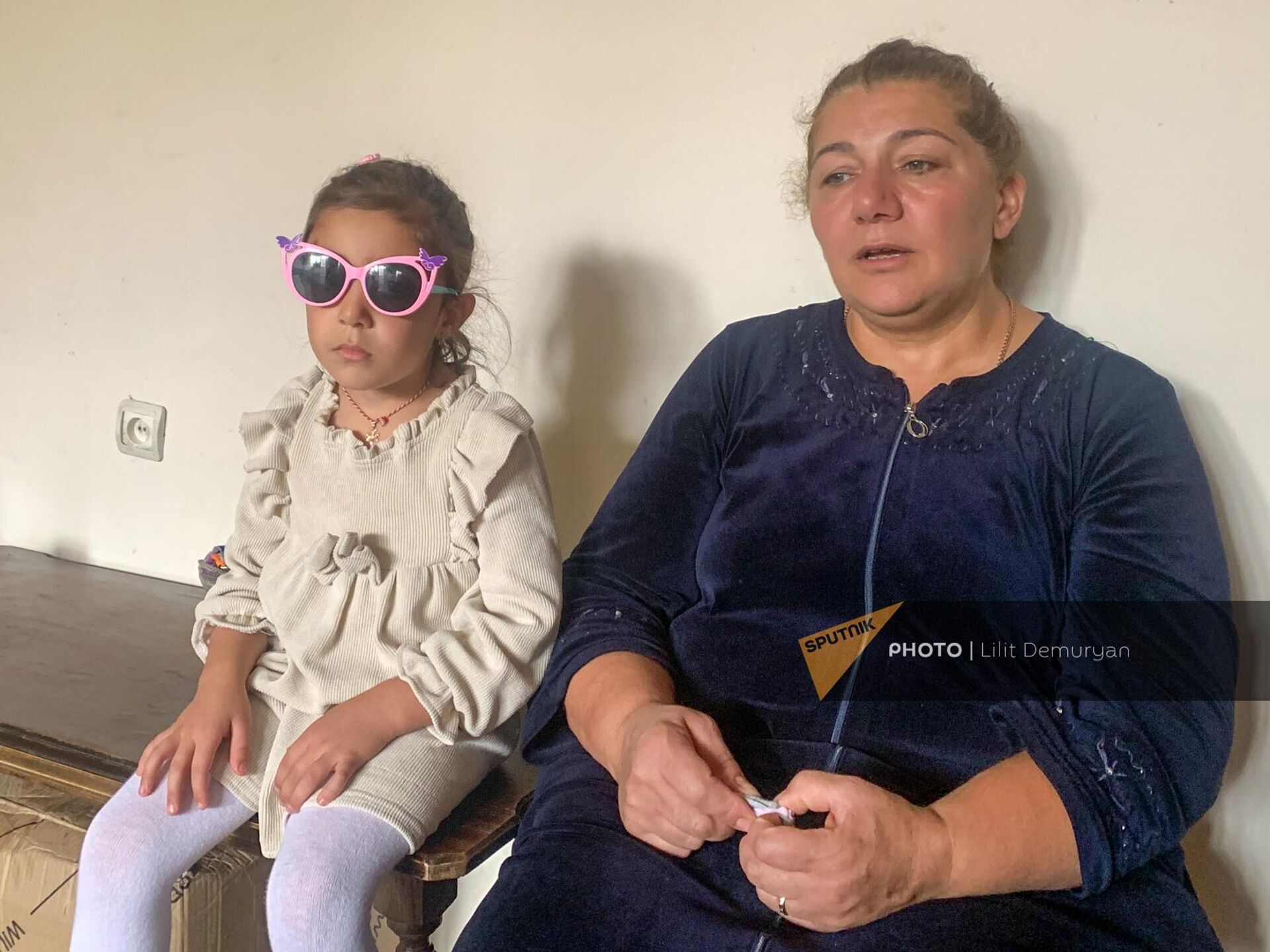 Вынужденная переселенка из Нагорного Карабаха Нурвард Хачатрян с внукой Татев во временном жилище в Эчмиадзине - Sputnik Армения, 1920, 11.10.2023