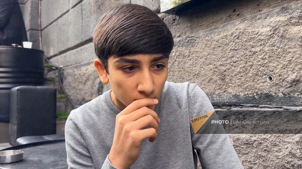 Вынужденный переселенец из Нагорного Карабаха Гор Хачатрян в еревaнском барбершопе - Sputnik Армения