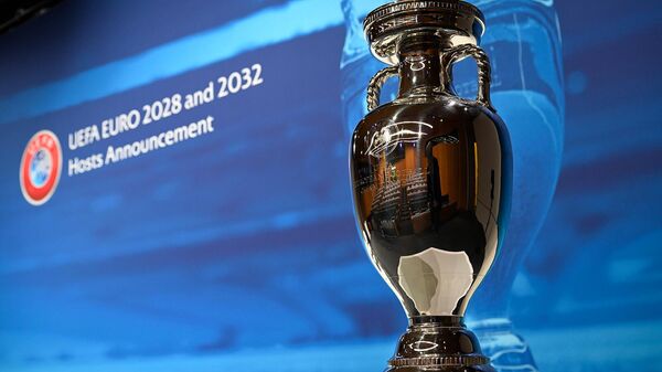 EURO 2028 և EURO 2032 առաջնությունների անցկացման հայտարարությունը ՈւԵՖԱ գրասենյակում (10 հոկտեմբերի, 2023). Նյոն - Sputnik Արմենիա