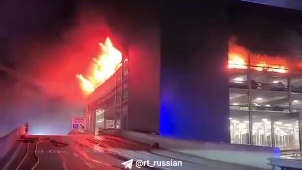 Десятки машин сгорели в лондонском аэропорту Лутон из-за крупного пожара на стоянке - Sputnik Армения