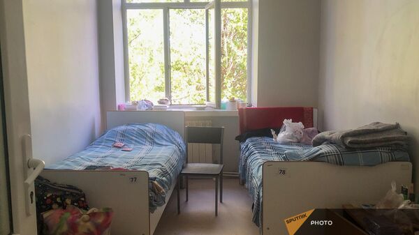 Комната в Инфекционной больнице Гюмри, куда временно заселили вынужденных переселенцев из Нагорного Карабаха - Sputnik Армения