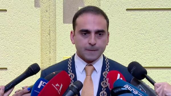 Мэр Еревана Тигран Авинян отвечает на вопросы журналистов после церемонии присяги (13 октября 2023). Еревaн - Sputnik Армения