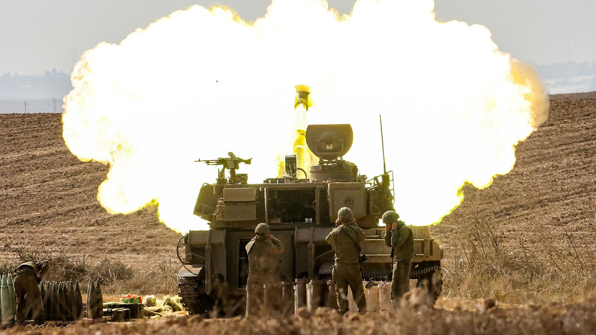 155-мм самоходная гаубица M109 израильской армии выпускает снаряды вблизи границы с Газой (11 октября 2023). Израиль - Sputnik Армения, 1920, 22.10.2023