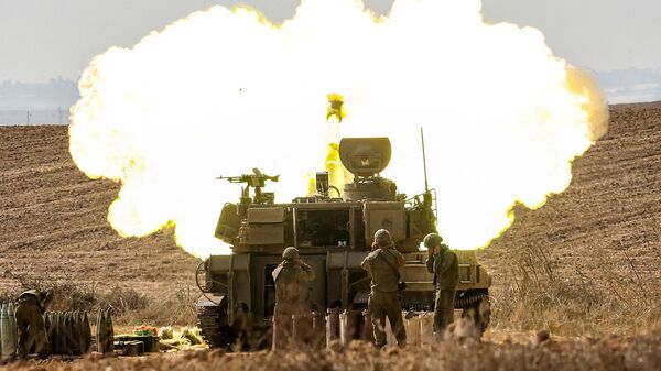 155-мм самоходная гаубица M109 израильской армии выпускает снаряды вблизи границы с Газой (11 октября 2023). Израиль - Sputnik Армения