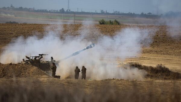 Самоходная гаубица израильской армии выпускает снаряды в направлении сектора Газа (13 октября 2023). Израиль - Sputnik Армения