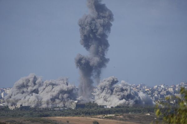 Գազայի հատվածում իսրայելական ավիահարվածից հետո բարձրացող ծուխը երևում է Իսրայելի հարավից: - Sputnik Արմենիա