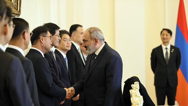 Премьер-министр Никол Пашинян принял делегацию во главе с министром торговли Республики Корея Ан Докгуном (24 октября 2023). Еревaн - Sputnik Армения