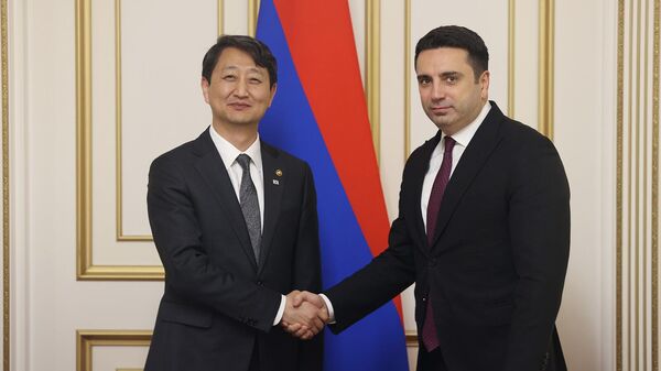 Председатель НС РА Ален Симонян встретился с министром торговли Республики Корея Ан Докгуном (24 октября 2023). Еревaн - Sputnik Армения
