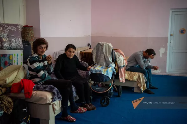 Вынужденные переселенцы из Нагорного Карабаха во временном жилье в старом здании школы села Хнаберд Араратской области - Sputnik Армения