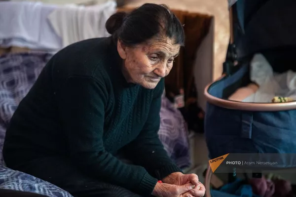Вынужденная переселенка из Нагорного Карабаха во временном жилье в старом здании школы села Хнаберд Араратской области - Sputnik Армения